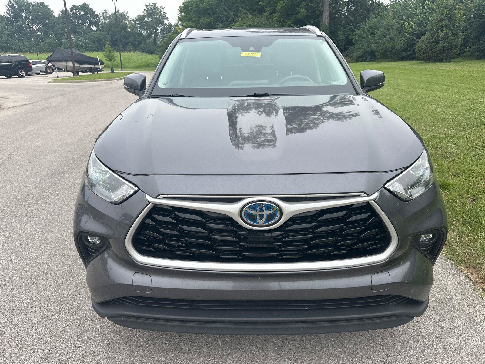 Used 2022 Toyota Highlander XLE AWD/4WD image 2
