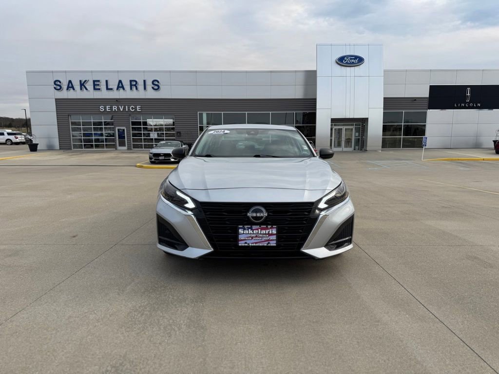Used 2024 Nissan Altima 2.5 SV FWD image 2