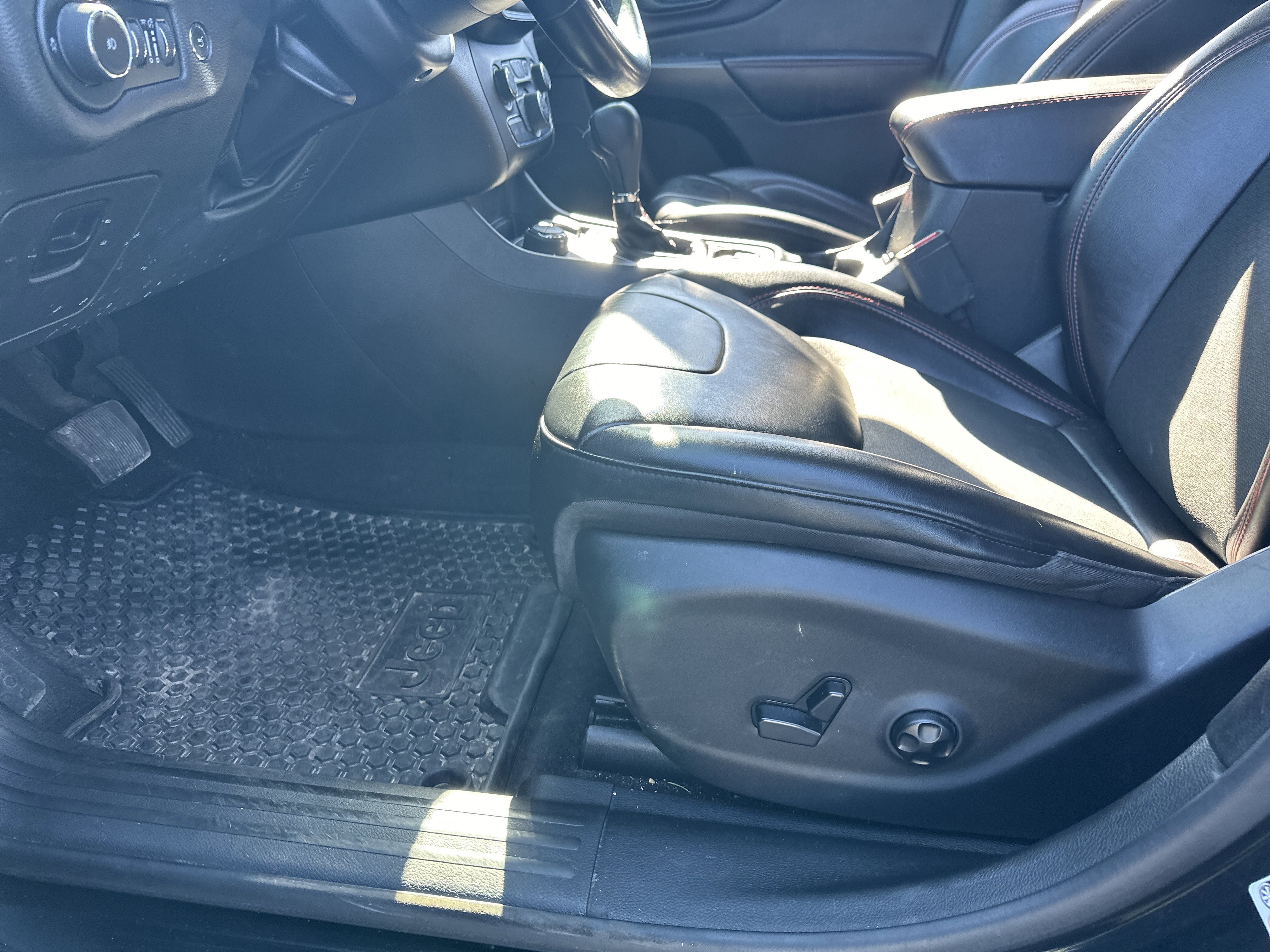 Used 2021 Jeep Cherokee Trailhawk w/ Comfort/Convenience Group image 15