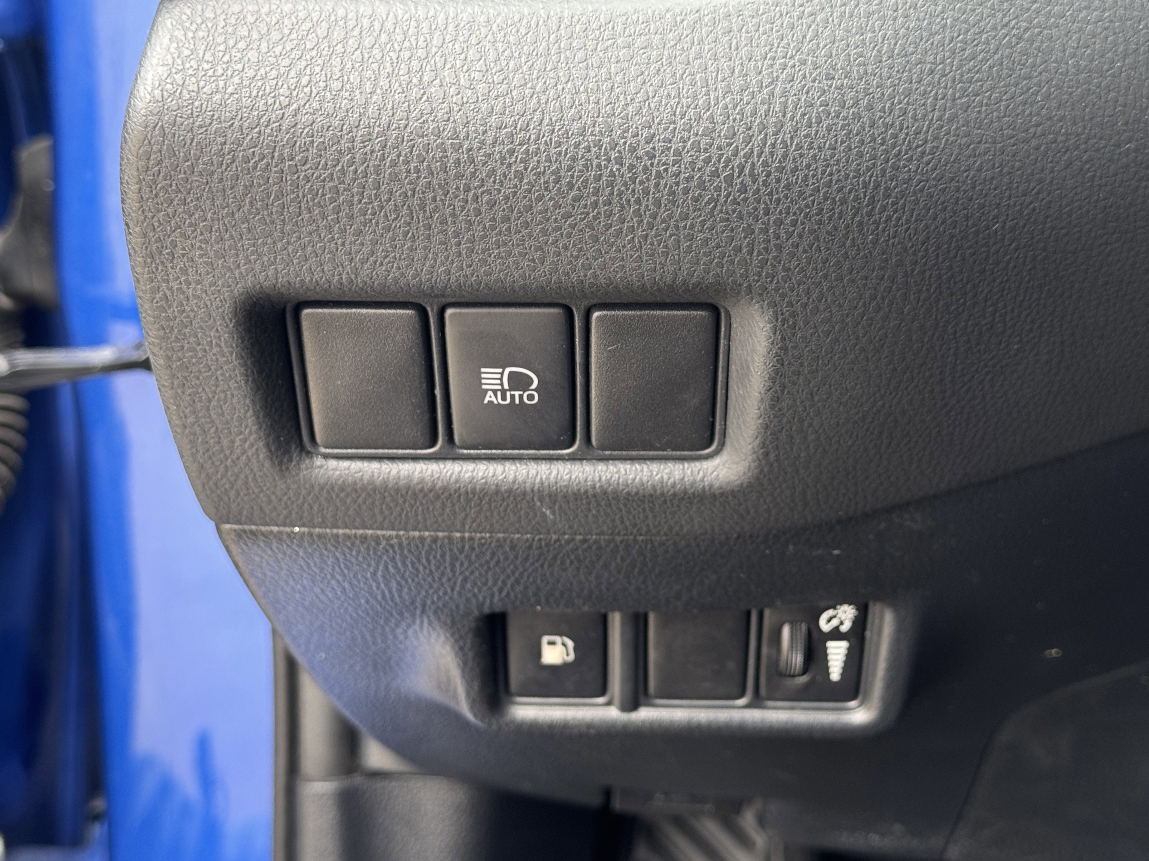 Used 2022 Toyota C-HR Limited image 22