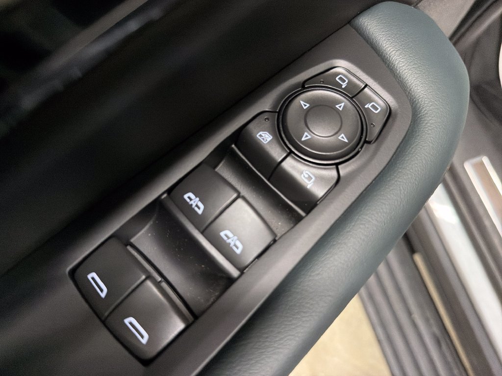 Used 2025 GMC Yukon AT4 w/ AT4 Premium Plus Package AWD/4WD image 18