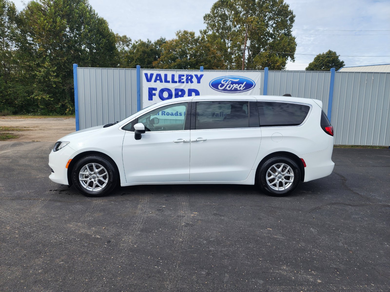 Used 2023 Chrysler Voyager LX FWD image 2