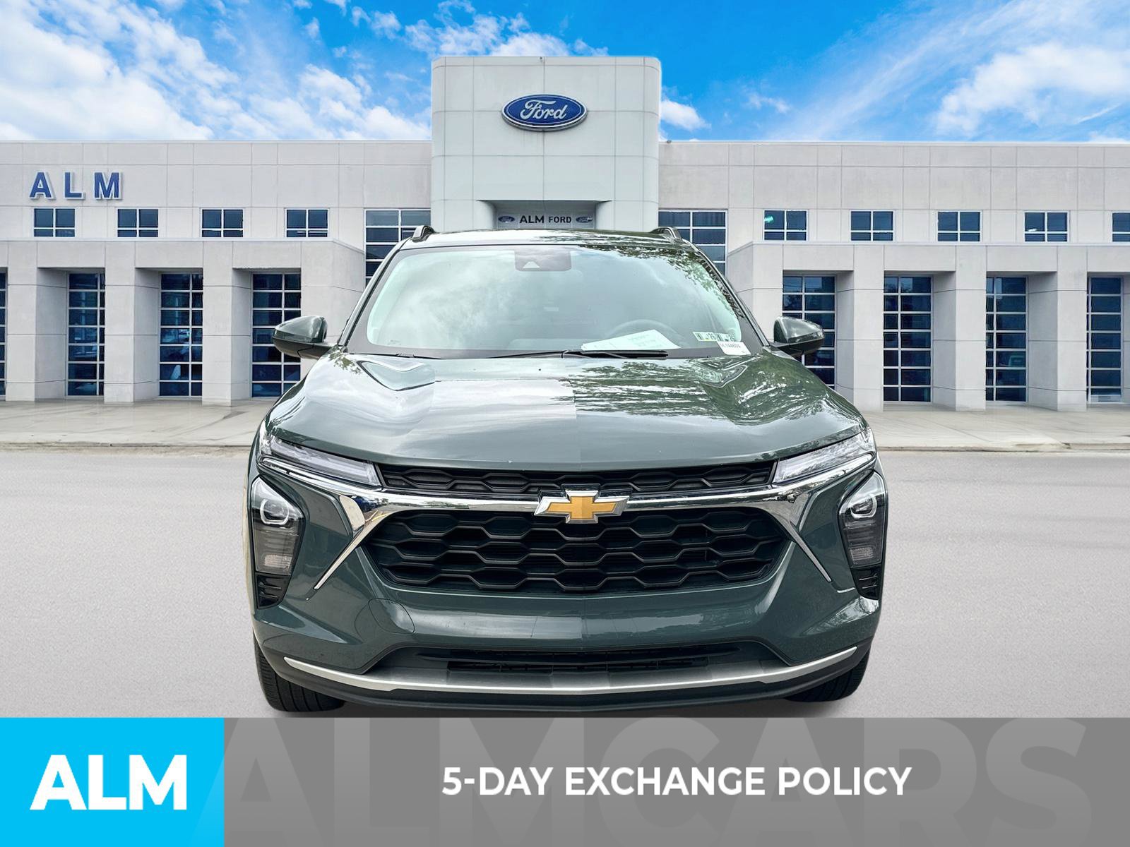 Used 2025 Chevrolet Trax LT FWD image 3