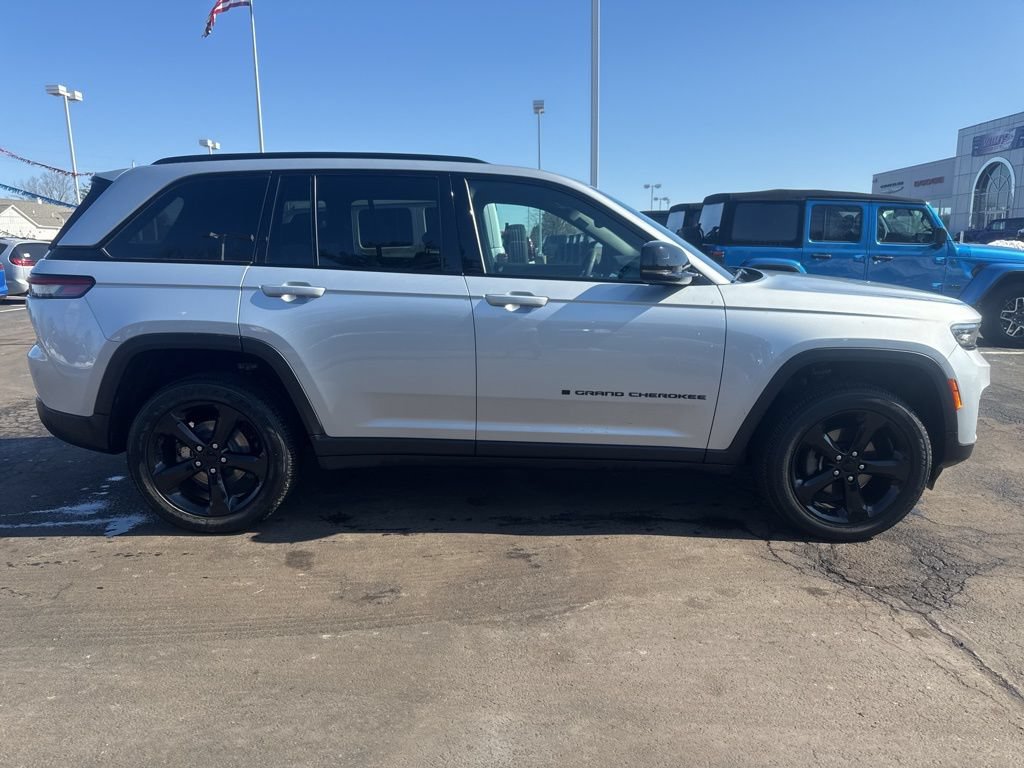 Used 2024 Jeep Grand Cherokee Altitude AWD/4WD image 10
