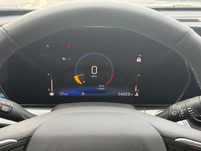 Used 2025 Chevrolet Trax LT w/ LT Convenience Package image 18