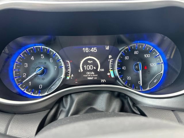 Used 2023 Chrysler Pacifica Touring-L FWD image 21
