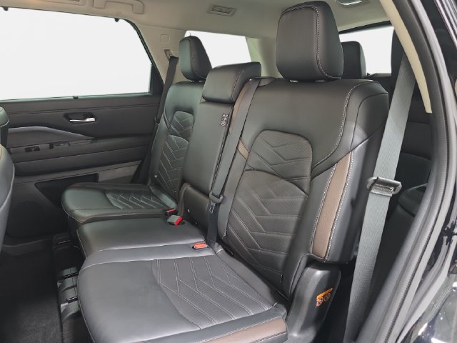 Used 2025 Nissan Pathfinder Platinum w/ Cargo Package AWD/4WD image 13