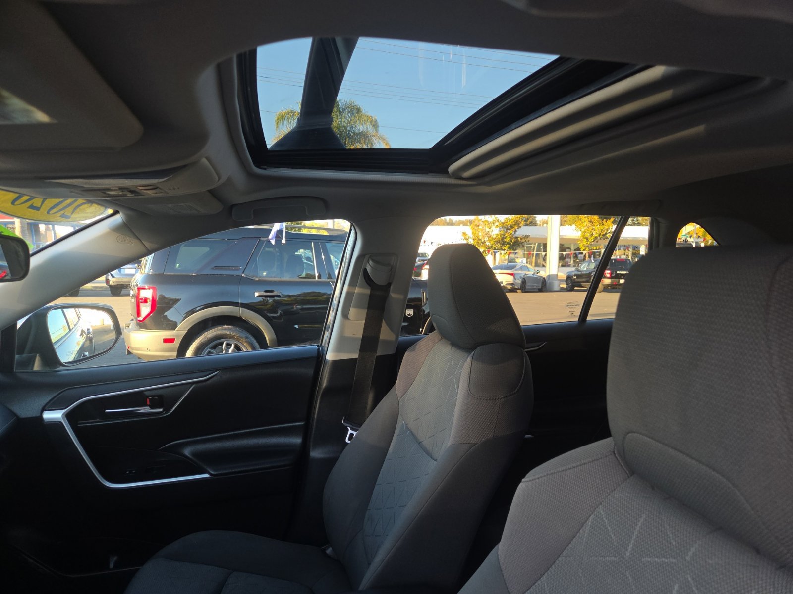 Used 2020 Toyota RAV4 XLE w/ Convenience Package FWD image 17