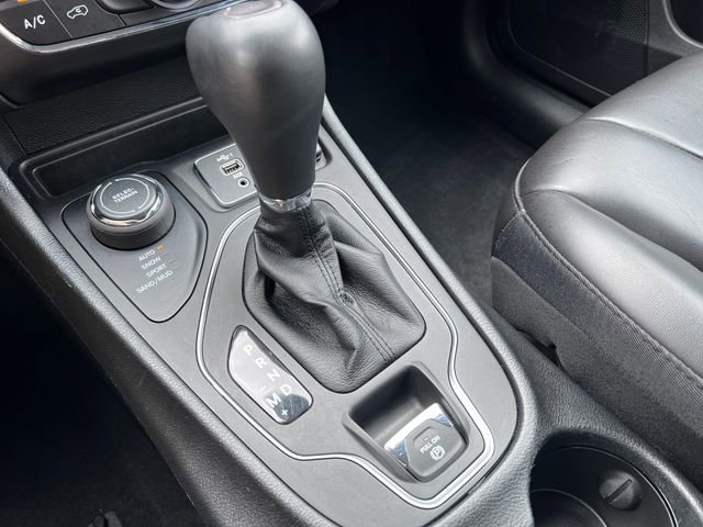 Used 2022 Jeep Cherokee Latitude w/ Sun & Sound Group AWD/4WD image 25
