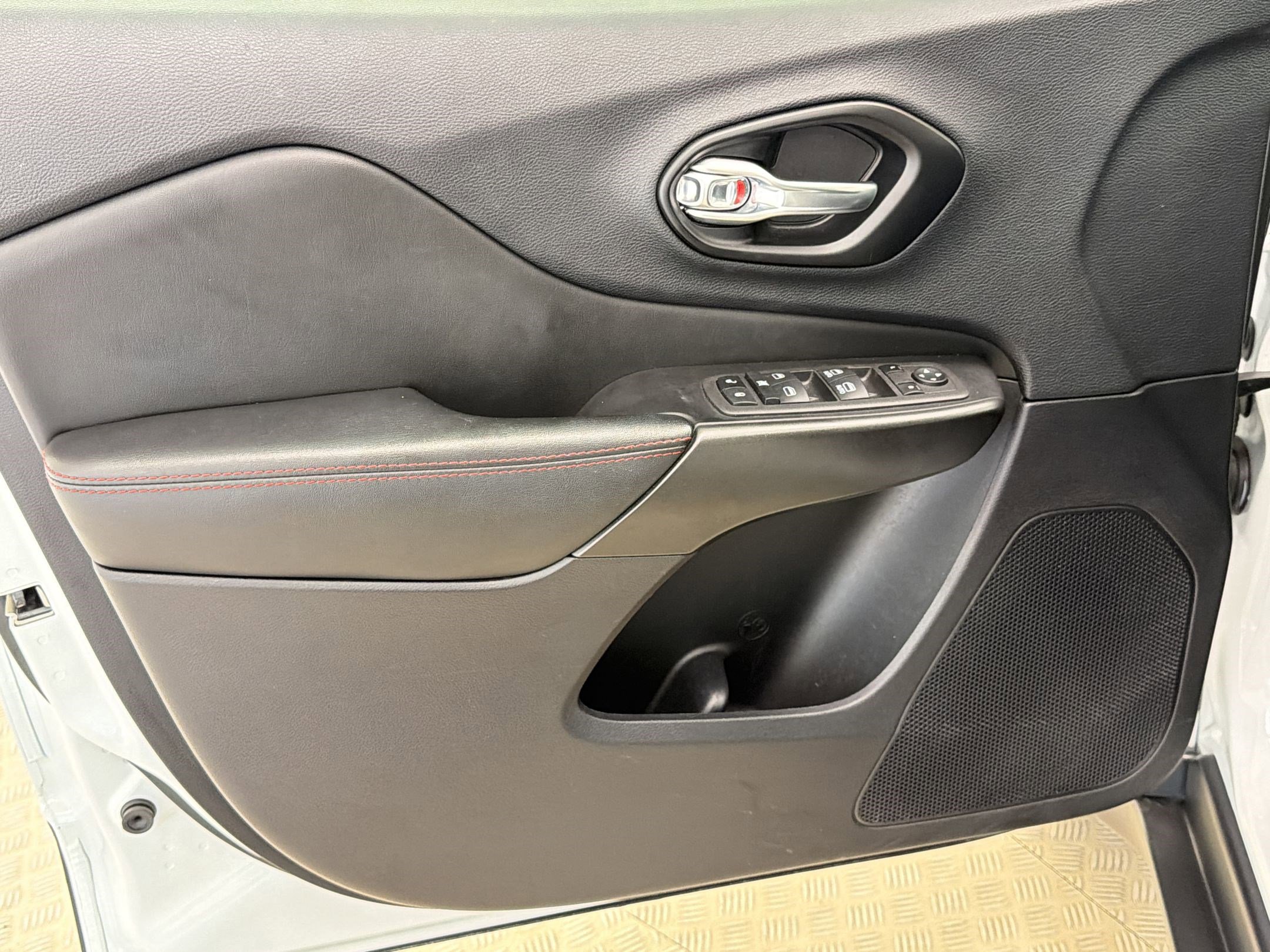 Used 2022 Jeep Cherokee Trailhawk image 18