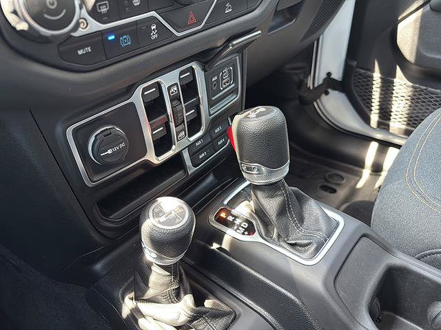 Used 2025 Jeep Wrangler Unlimited Sahara AWD/4WD image 25
