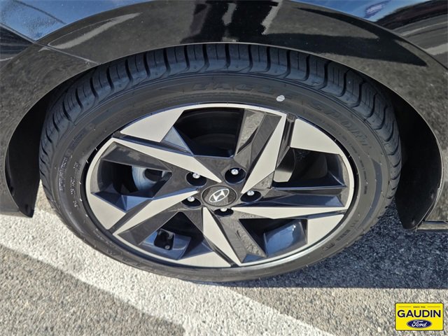 Used 2023 Hyundai Elantra Limited w/ Preferred Accessory Package image 10