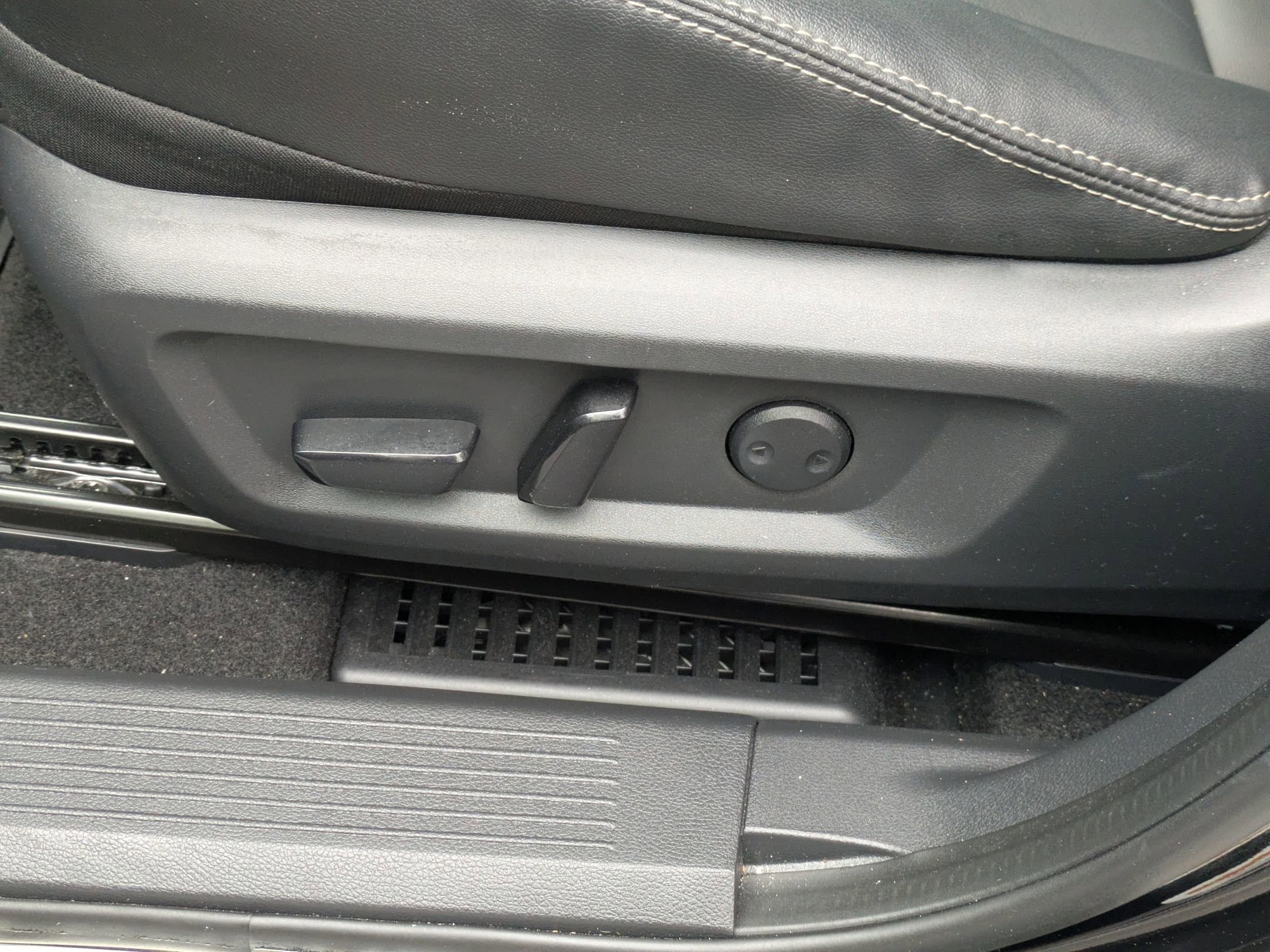 Used 2022 Nissan Rogue SL w/ SL Premium Package image 13