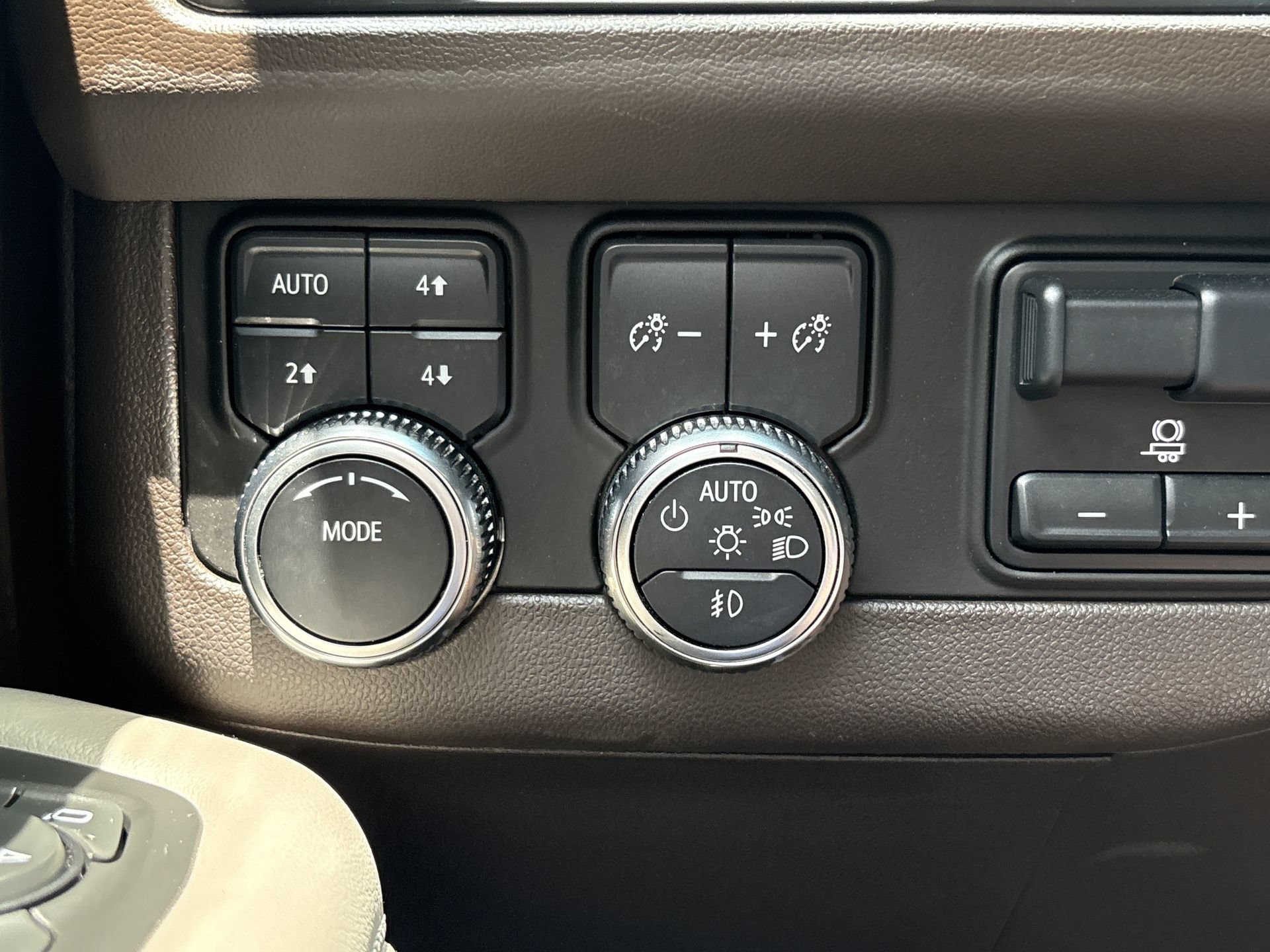 Used 2021 GMC Yukon SLT w/ SLT Luxury Package AWD/4WD image 13