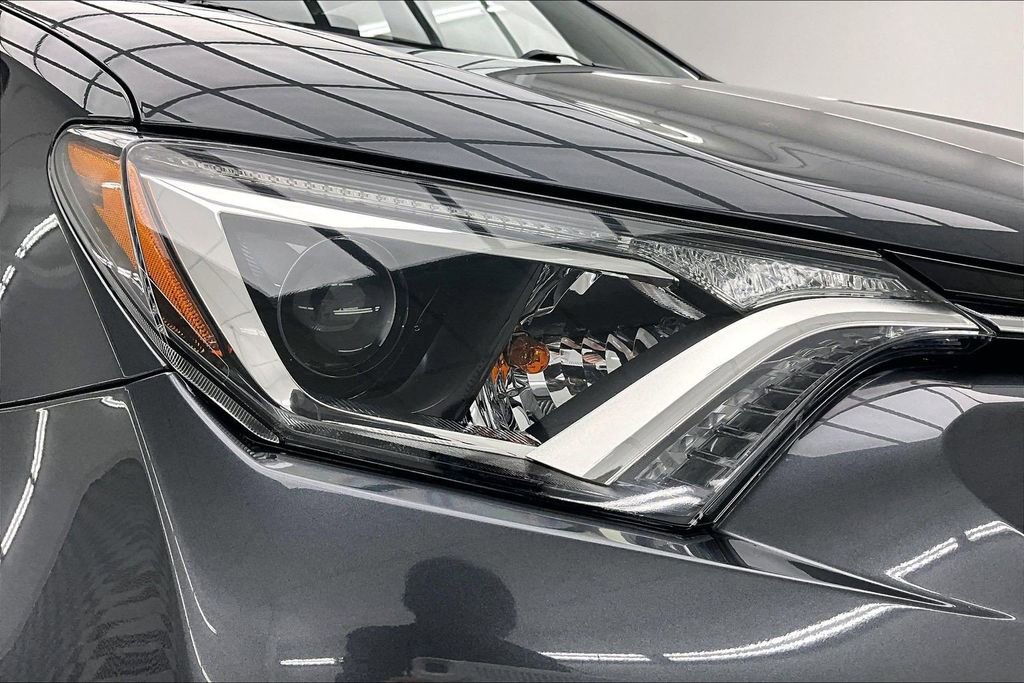 Used 2018 Toyota RAV4 LE image 29