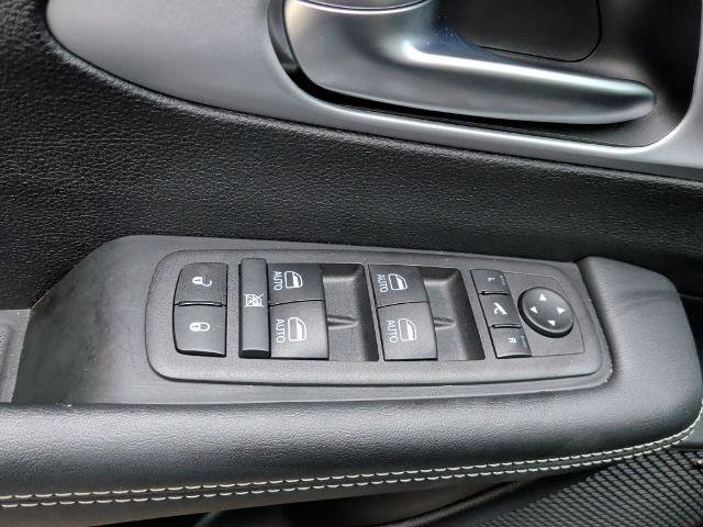 Used 2025 Chrysler Pacifica Limited w/ Uconnect Theater Family Group image 24