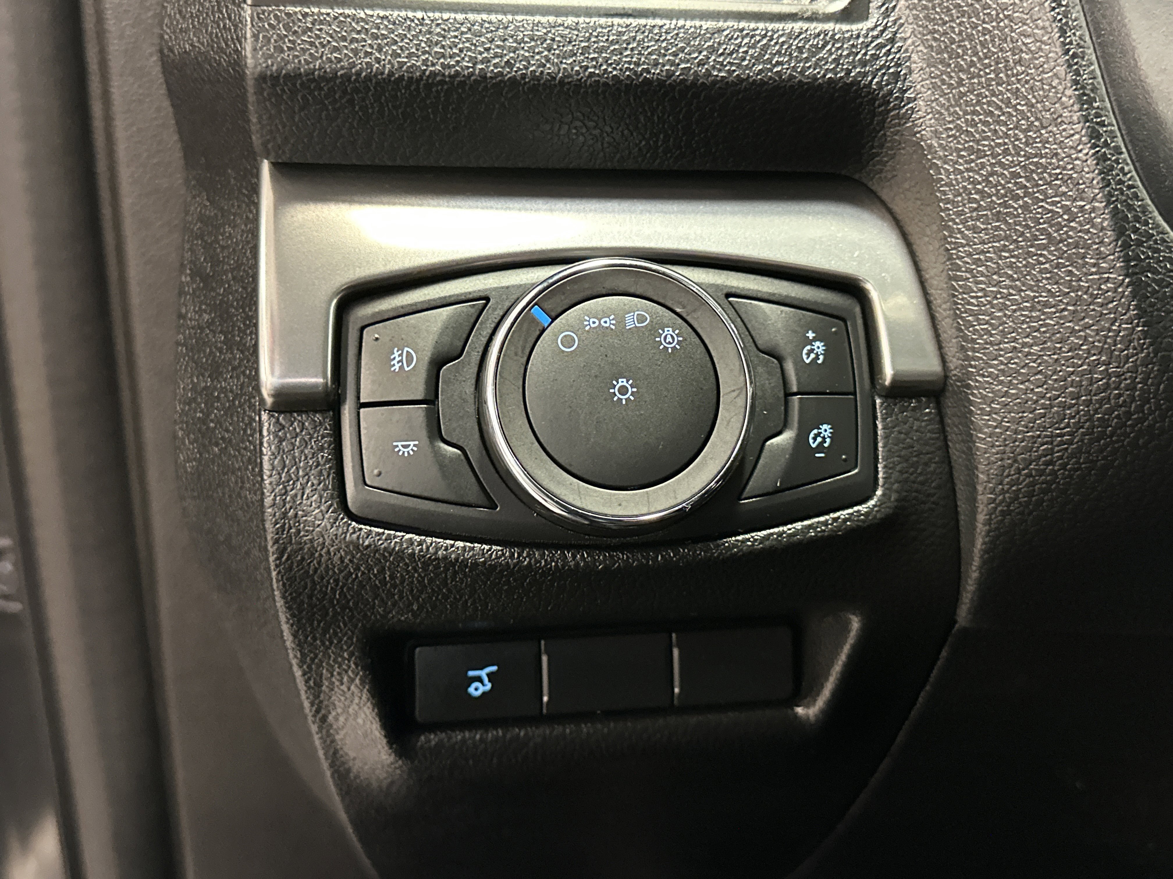 Certified 2019 Ford Explorer XLT w/ Equipment Group 202A image 23