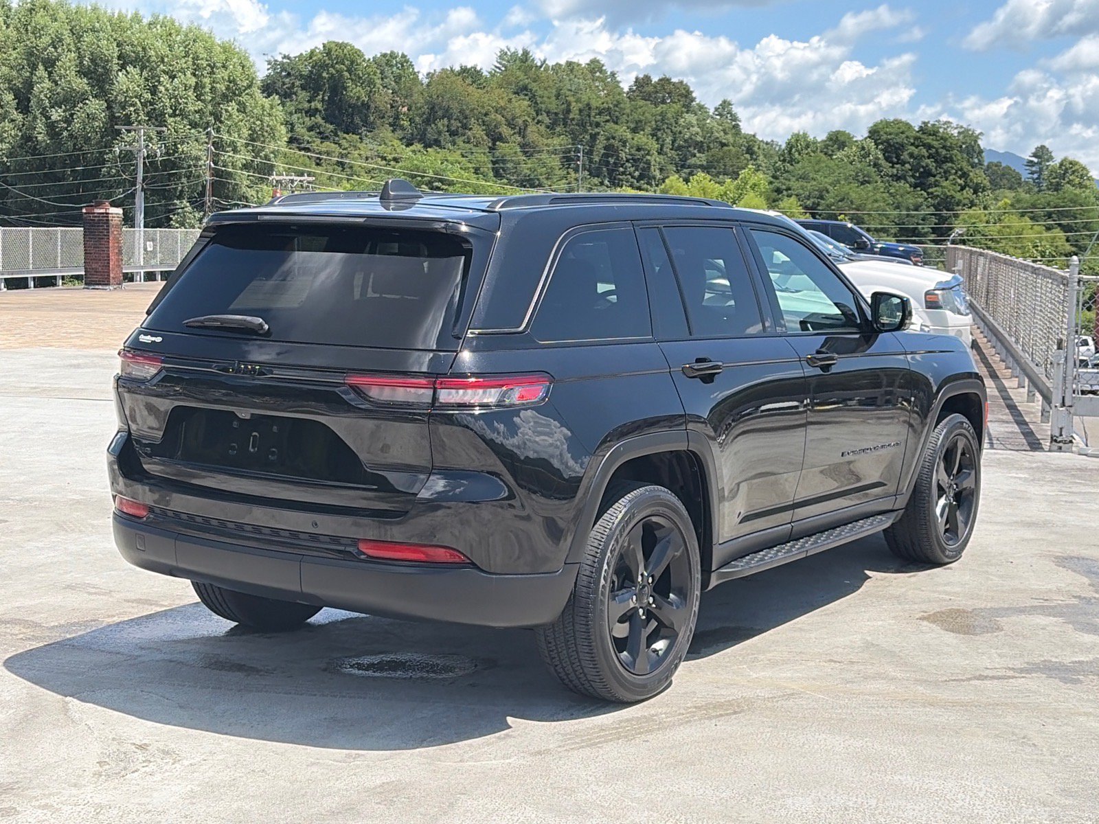 Used 2023 Jeep Grand Cherokee Altitude AWD/4WD image 3