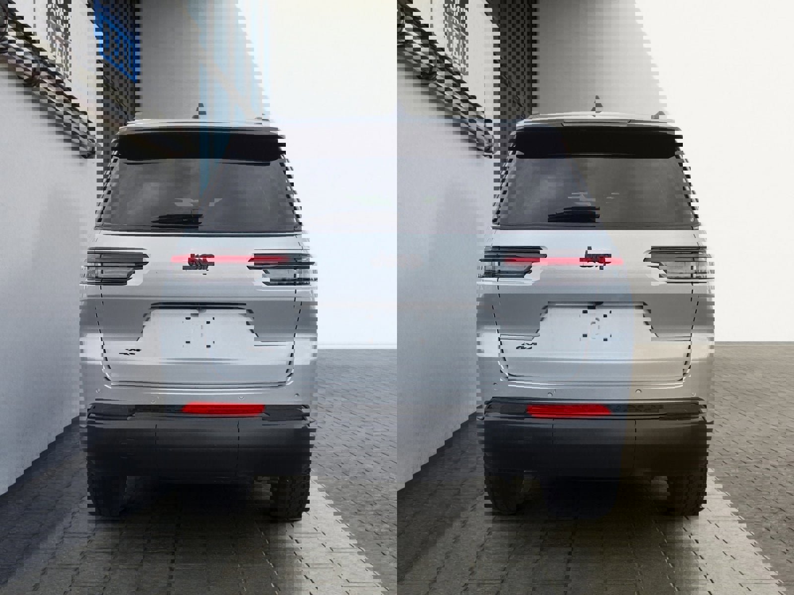 Used 2023 Jeep Grand Cherokee L Laredo image 4