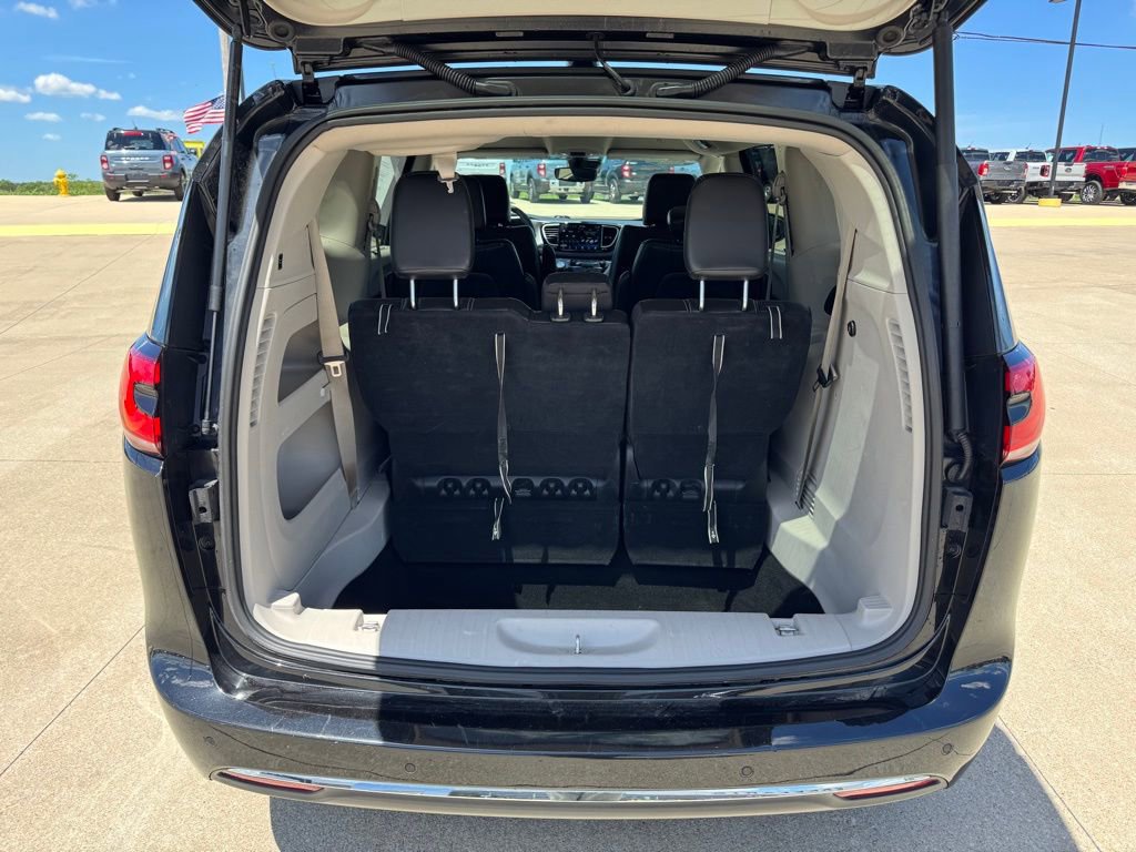 Used 2023 Chrysler Pacifica Touring-L FWD image 43