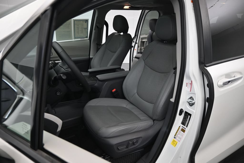 Used 2021 Toyota Sienna Limited FWD image 24
