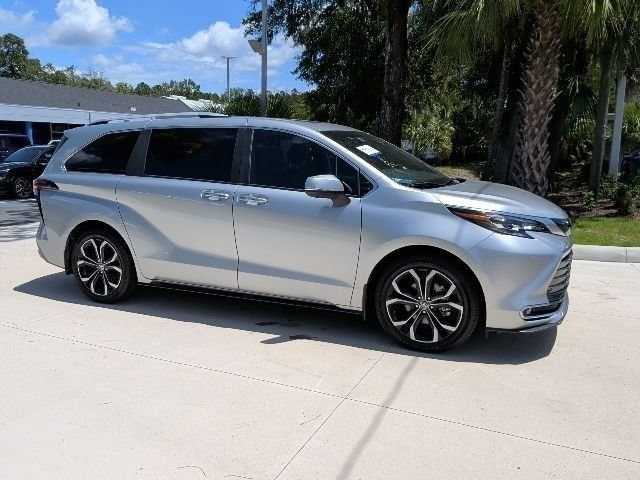 Used 2025 Toyota Sienna Platinum FWD image 3