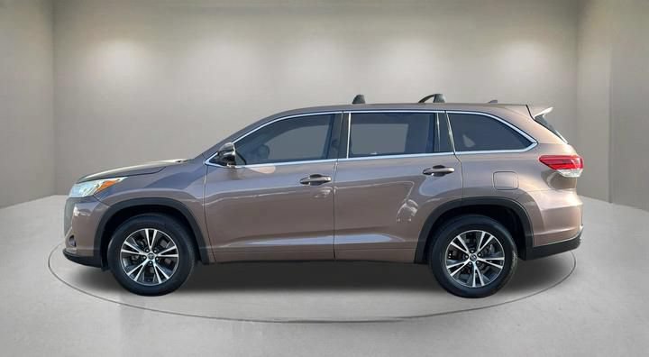 Used 2018 Toyota Highlander Plus w/ Carpet Mat Package (TMS) FWD image 5
