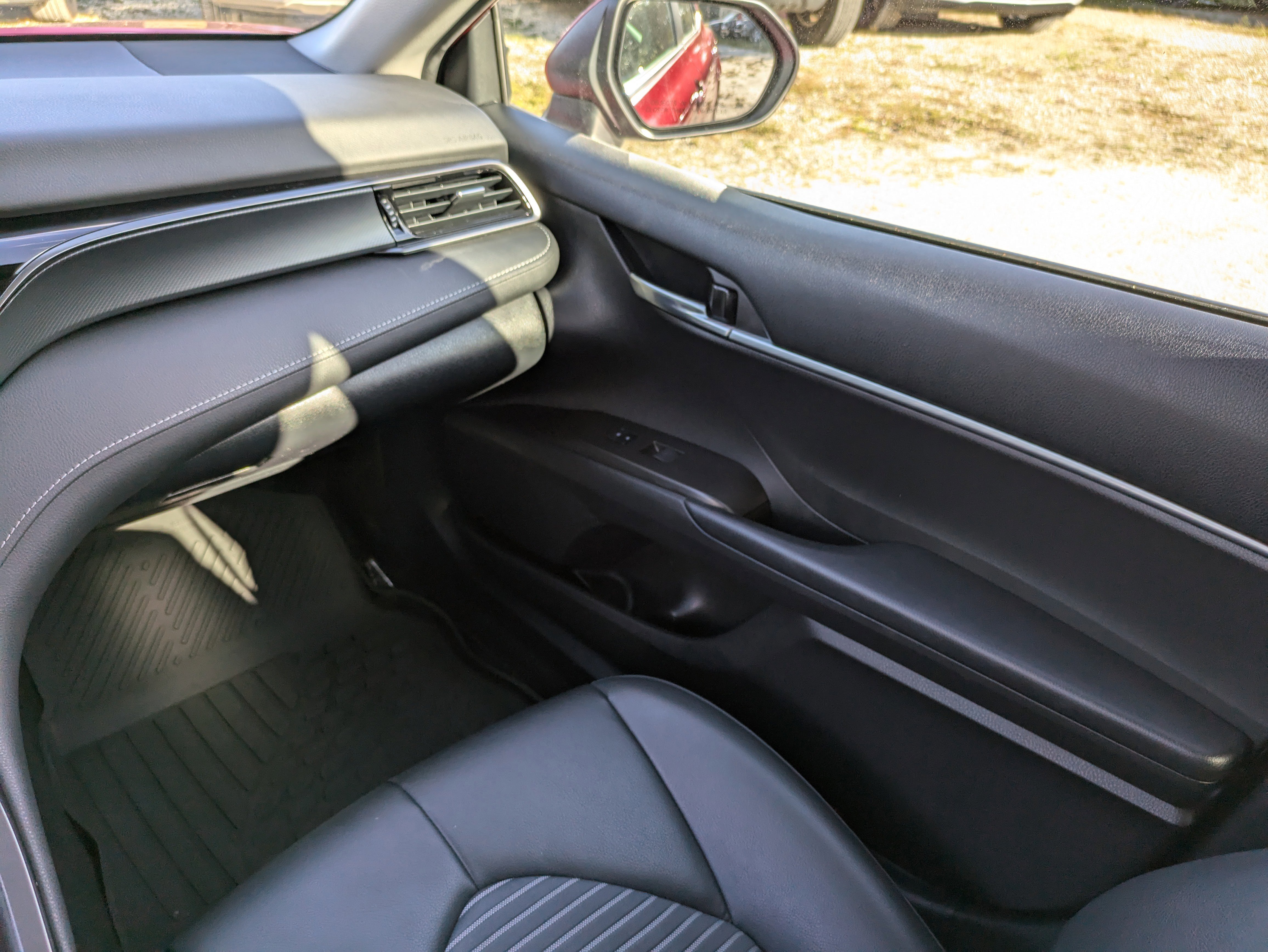 Used 2023 Toyota Camry SE image 19