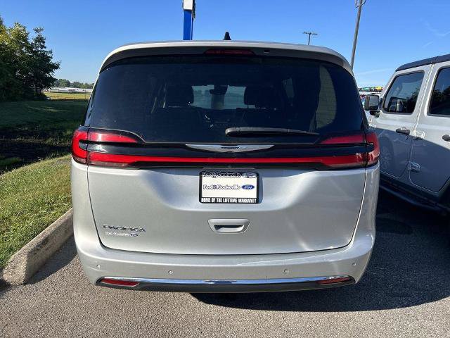 Used 2023 Chrysler Pacifica Touring-L FWD image 4