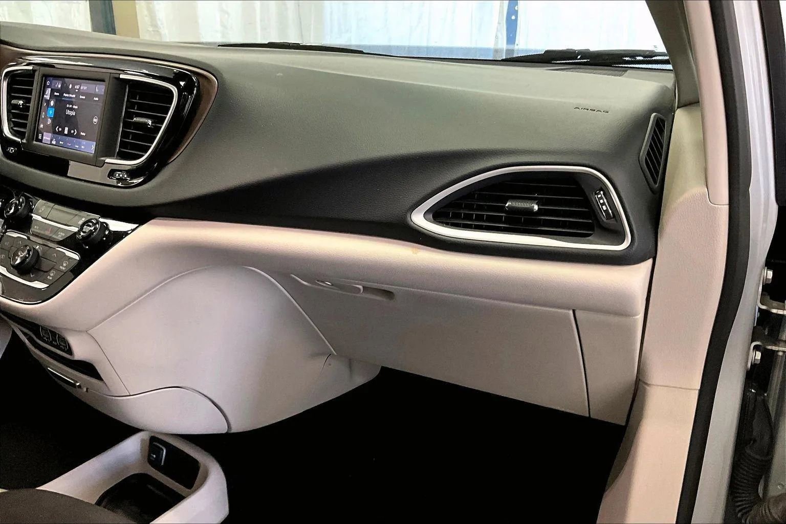 Used 2023 Chrysler Voyager LX image 15