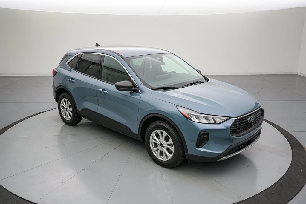 Certified 2023 Ford Escape Active w/ Tech Pack #1 AWD/4WD image 2