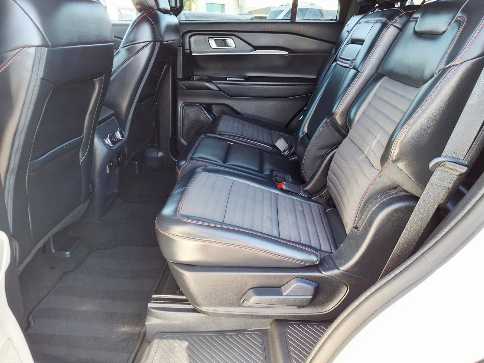 Certified 2025 Ford Explorer ST-Line w/ Premium Package AWD/4WD image 18