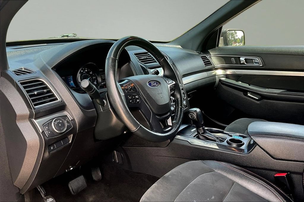 Certified 2018 Ford Explorer XLT w/ Equipment Group 202A FWD image 15