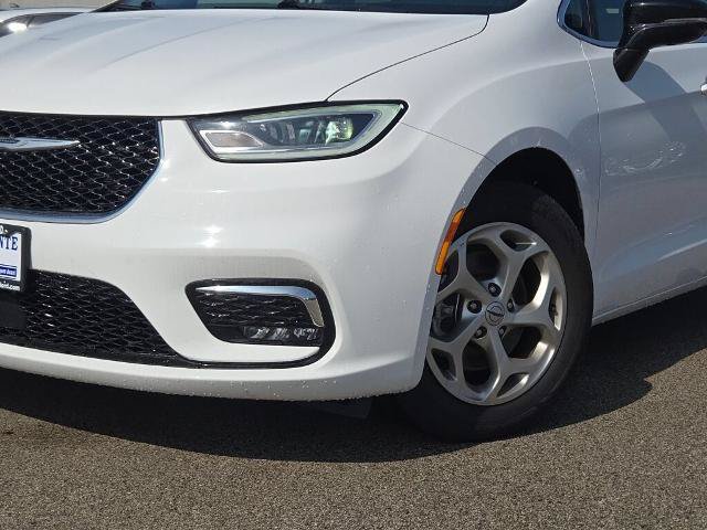 Used 2024 Chrysler Pacifica Limited FWD image 3
