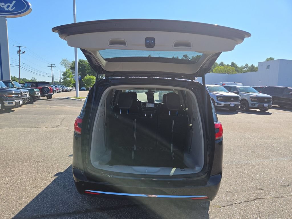 Used 2024 Chrysler Pacifica Limited FWD image 3
