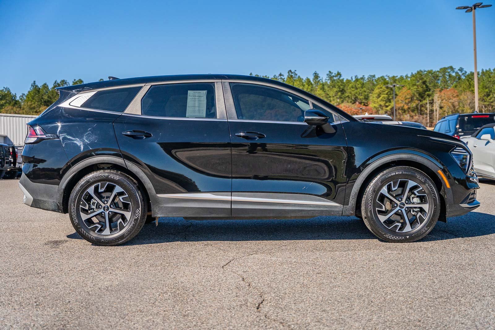 Used 2025 Kia Sportage EX image 6