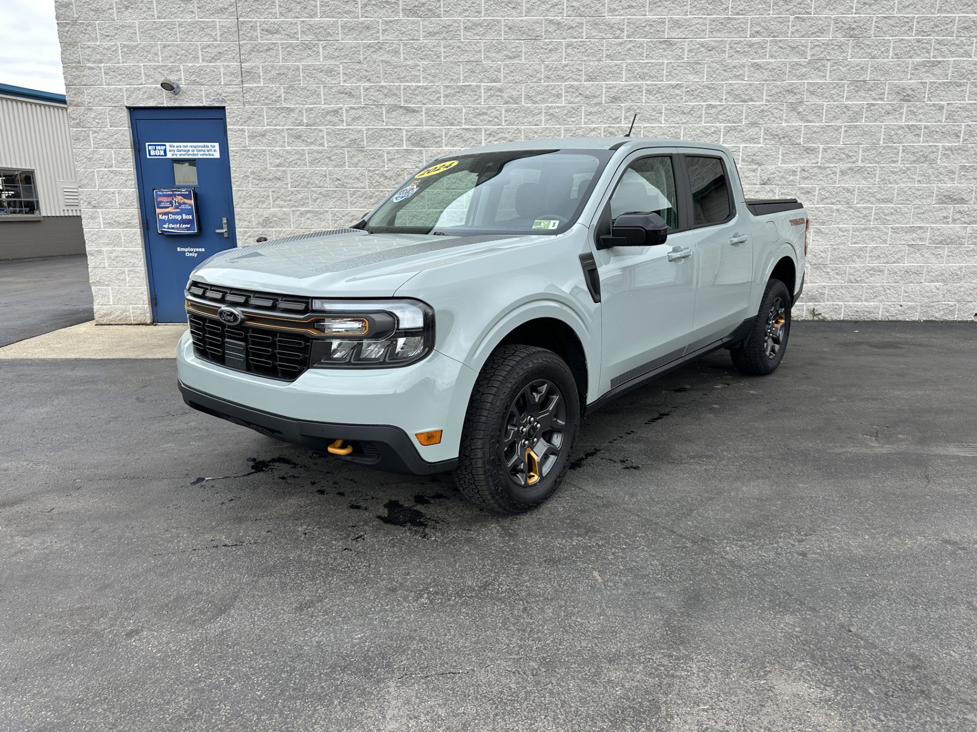 Certified 2024 Ford Maverick Tremor w/ Tremor Off-Road Package AWD/4WD image 2
