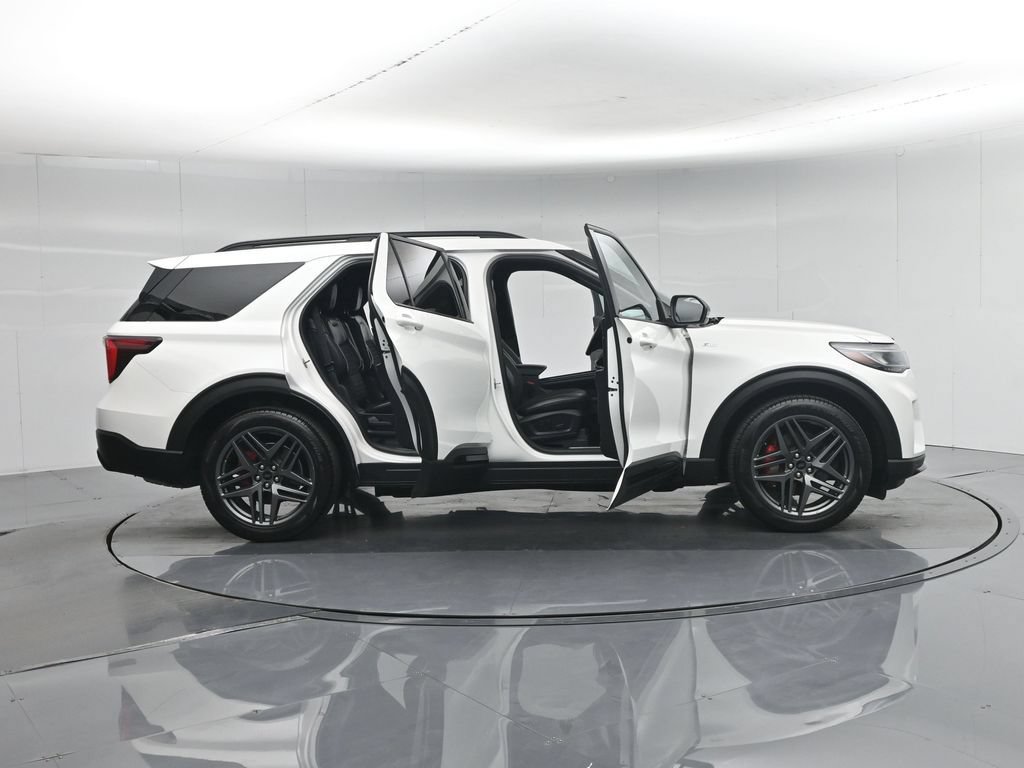 Certified 2025 Ford Explorer ST-Line w/ Premium Package RWD image 5