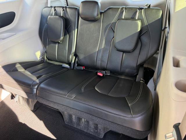 Used 2023 Chrysler Pacifica Touring-L FWD image 10