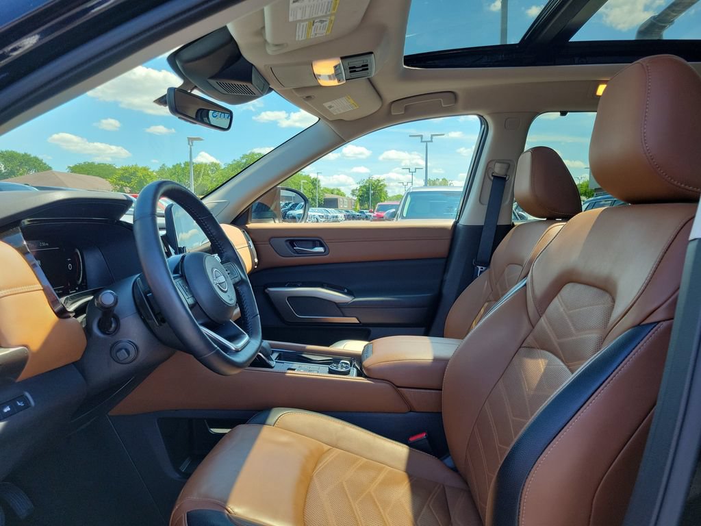 Used 2024 Nissan Pathfinder Platinum w/ Cargo Package AWD/4WD image 18