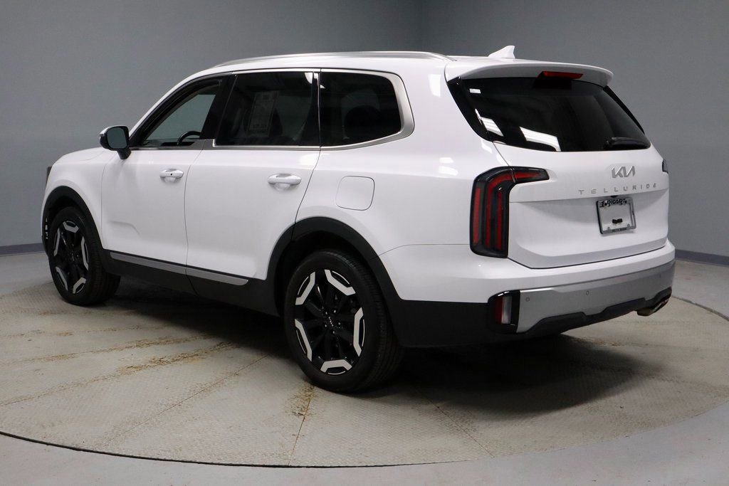 Used 2023 Kia Telluride EX w/ EX Captain's Chair Package image 3