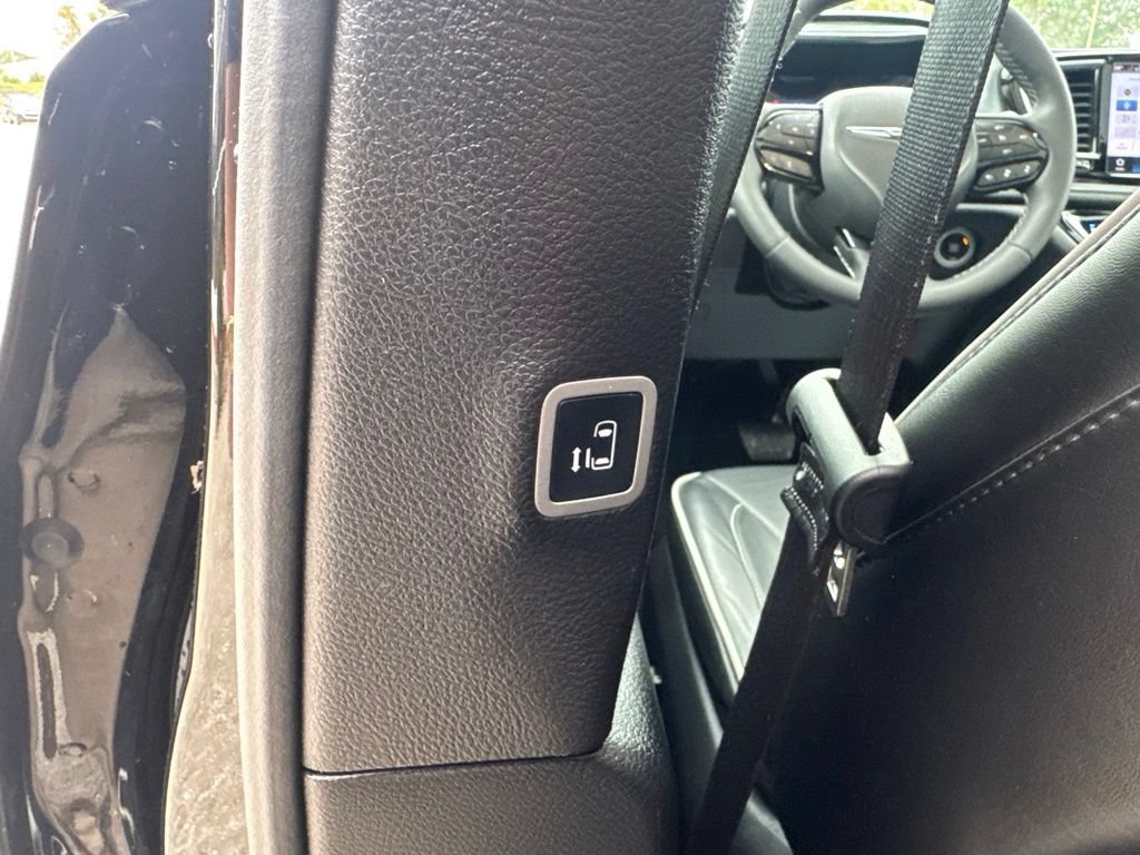 Used 2025 Chrysler Pacifica Limited FWD image 26