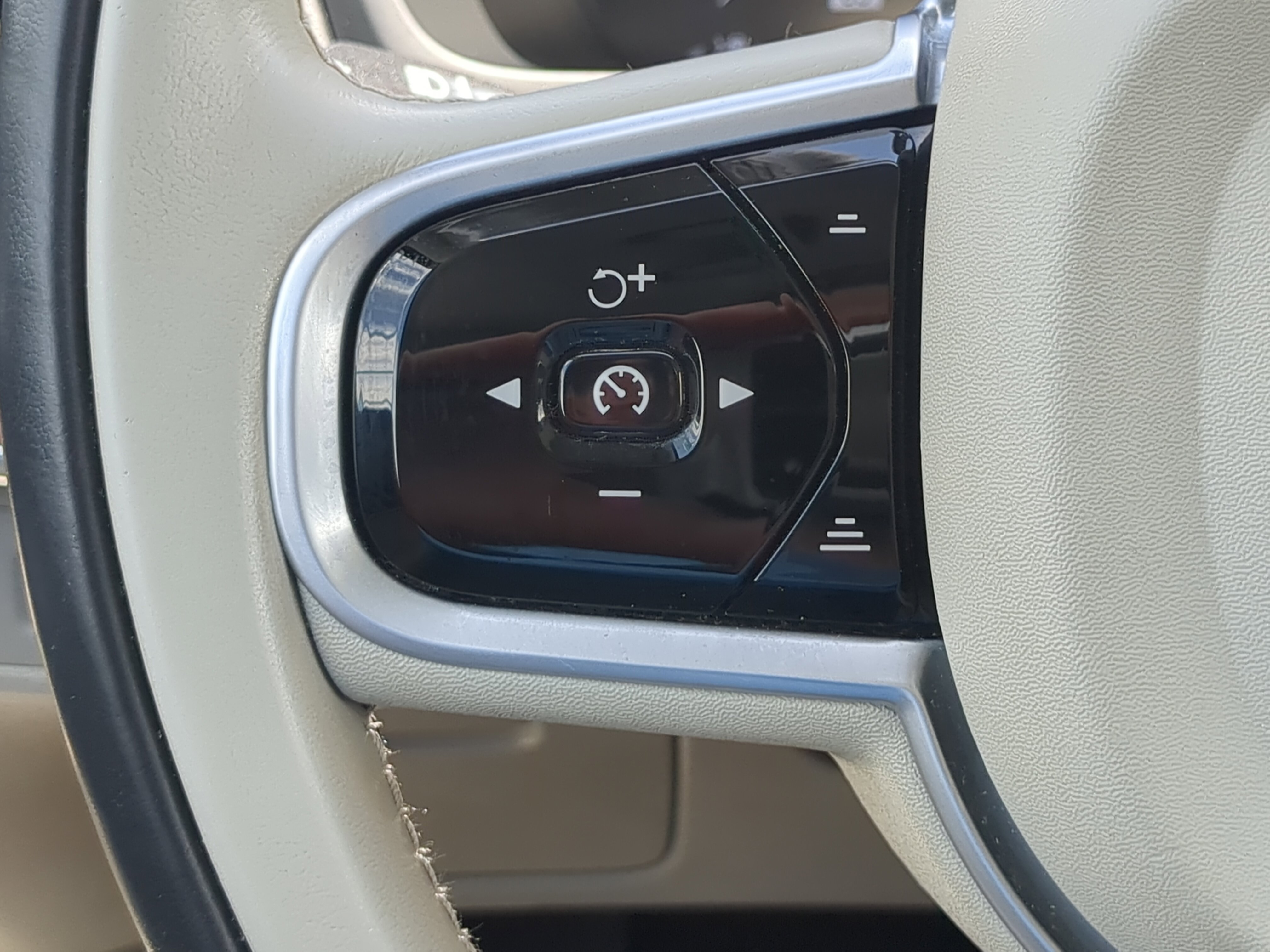 Used 2019 Volvo XC90 T6 Momentum w/ Advanced Package AWD/4WD image 24