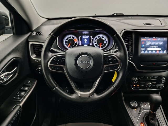 Used 2019 Jeep Cherokee Latitude w/ Cold Weather Group AWD/4WD image 31