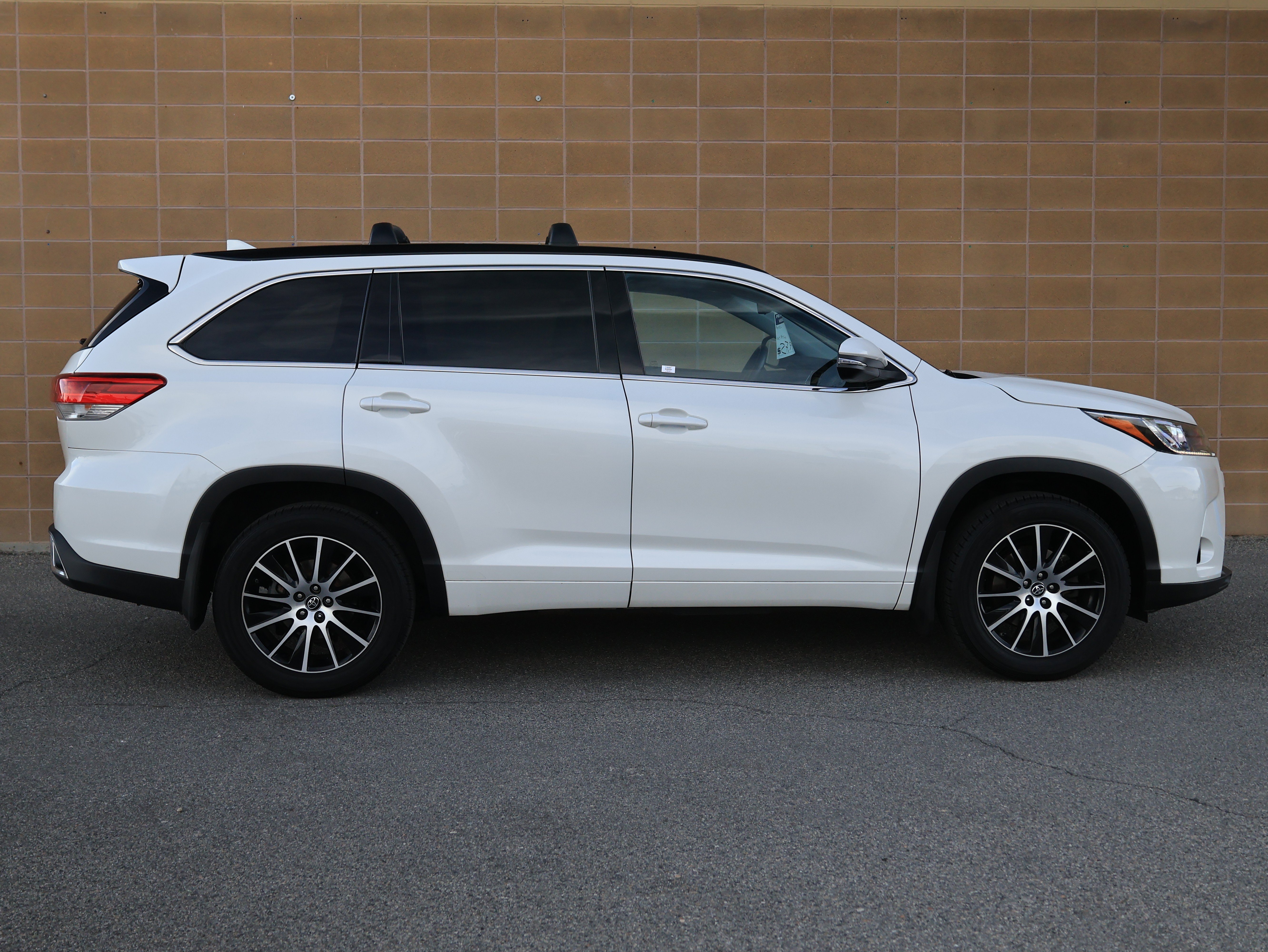 Used 2018 Toyota Highlander SE AWD/4WD image 4