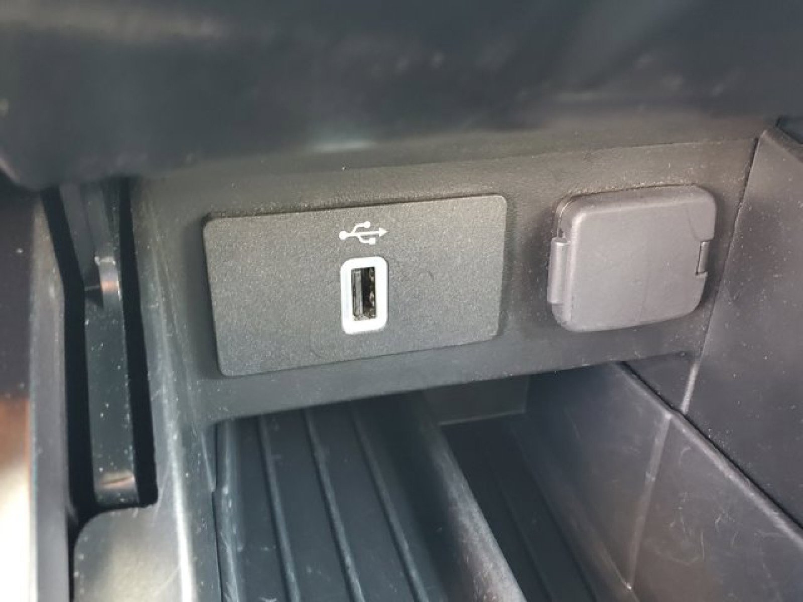 Certified 2019 Ford Explorer XLT w/ Equipment Group 202A FWD image 22