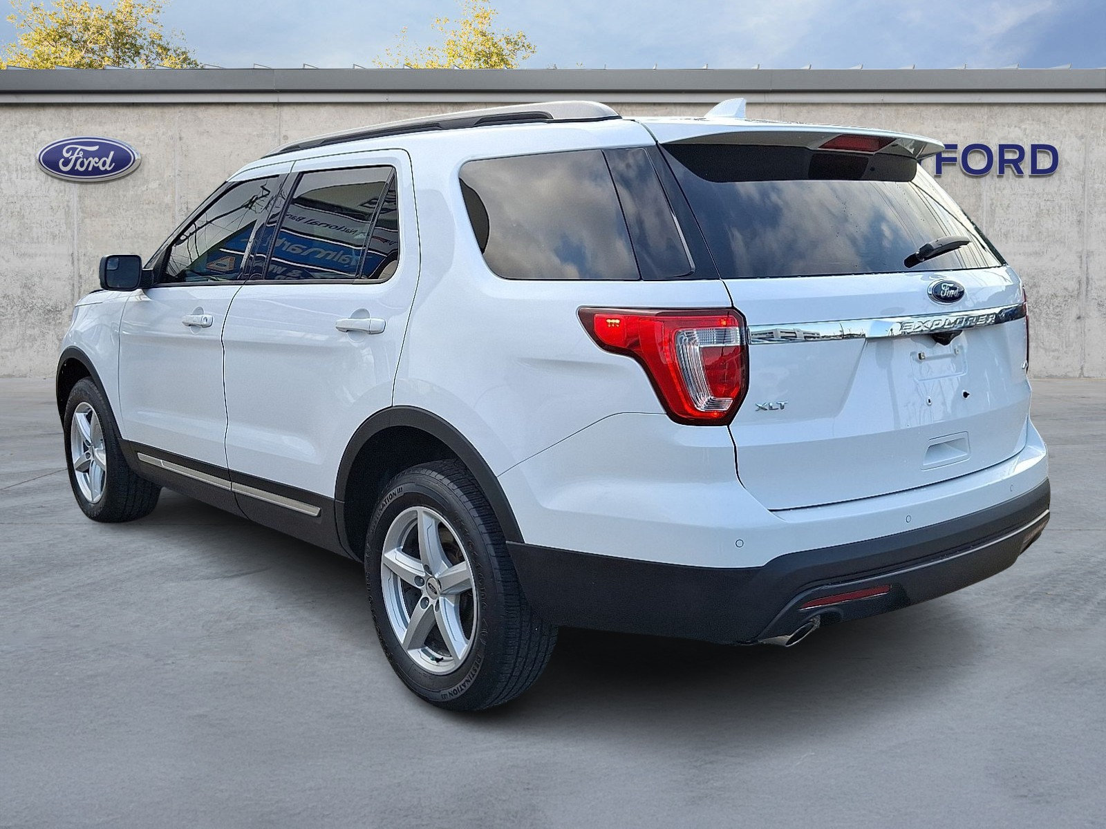 Certified 2017 Ford Explorer XLT w/ Equipment Group 202A AWD/4WD image 4