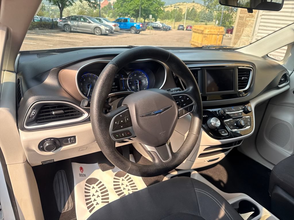 Used 2020 Chrysler Voyager L FWD image 13