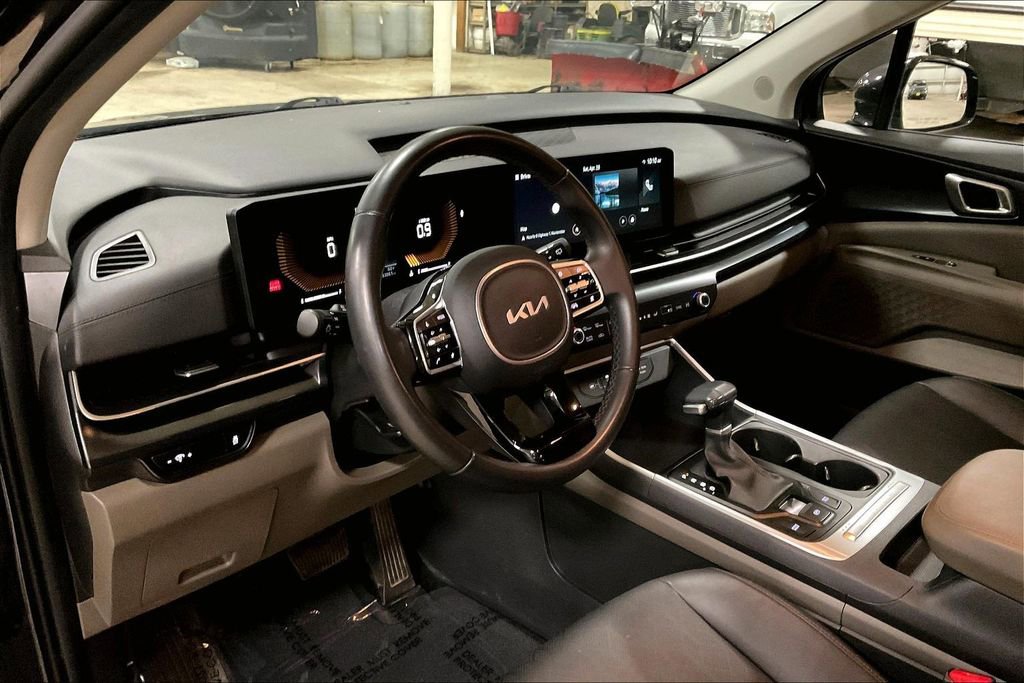 Used 2025 Kia Carnival FWD image 13