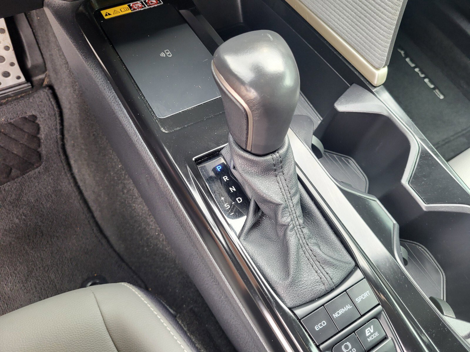 Used 2025 Toyota Camry SE w/ Convenience Package image 25